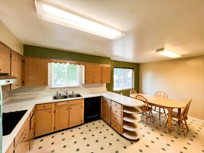 Building Photo - Separate  living spaces!