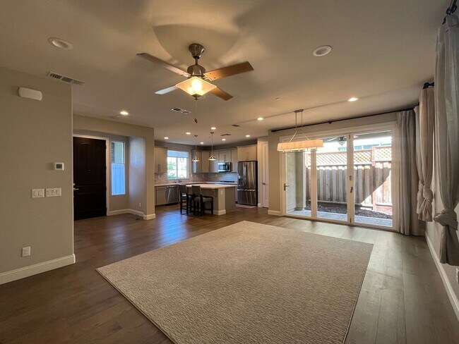 Foto del edificio - PURE Property Management Presents: Your Gateway to Elevated Living in the Coveted Twin Creeks Par...