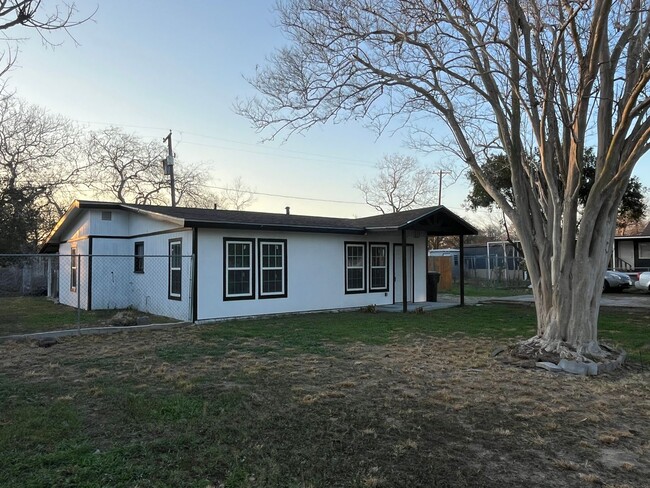 Foto del edificio - TULOSO MIDWAY WITH WATER AND ELECTRIC INCLUDED!!