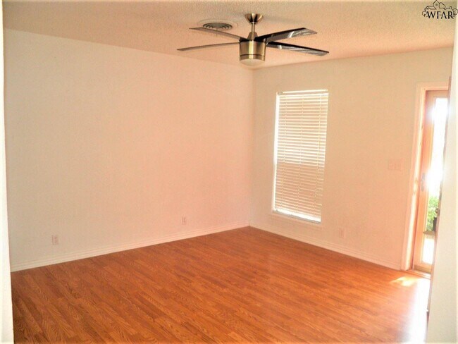 Building Photo - 5110 Parklane Dr