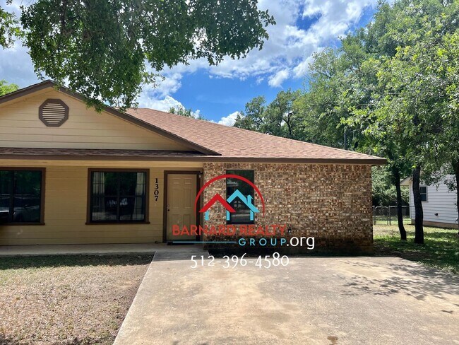 Foto del edificio - Available July 25: Well Maintained 3/2 Duplex