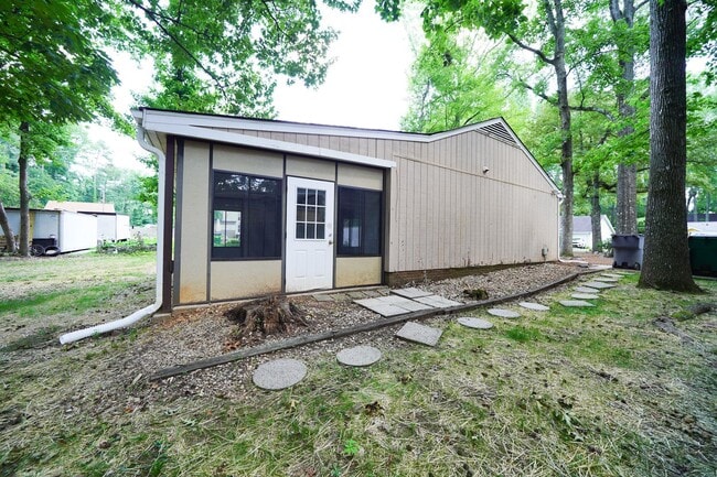 Building Photo - E. Charlotte - 3br 2ba Ranch w/Sunroom