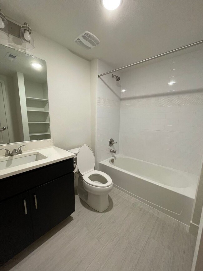 Building Photo - 3 BED/3 BATH TOWNHOME AVAILABLE NOW!