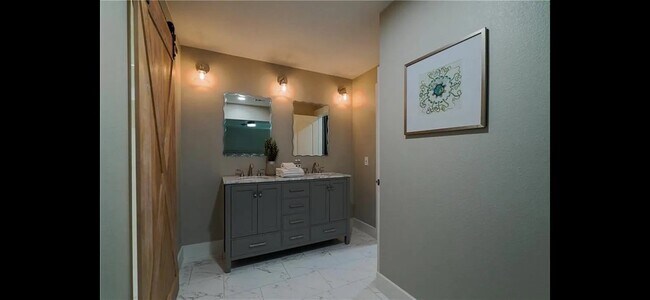 Building Photo - 4704 Woodside Dr