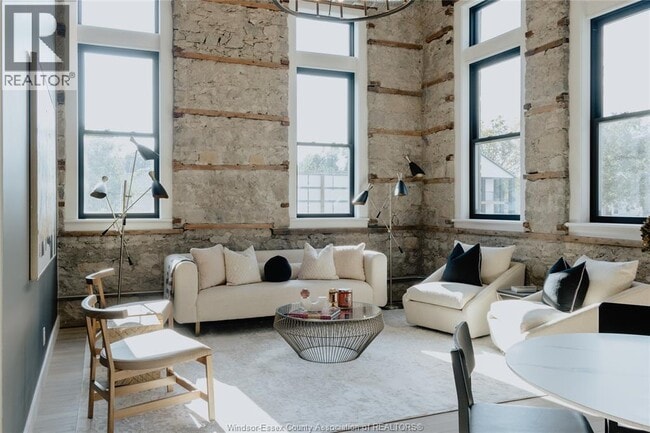 Building Photo - 247 Brock St