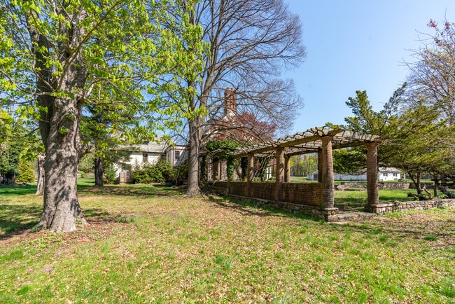 Building Photo - 203 Store Hill Rd