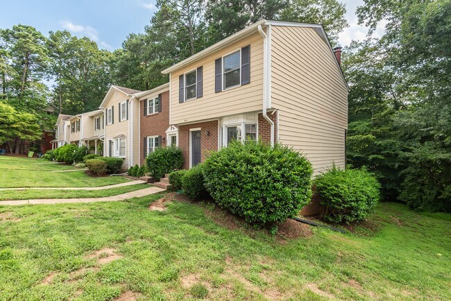 Building Photo - Charming 3 bedroom, 2.5 bathroom Townhouse...