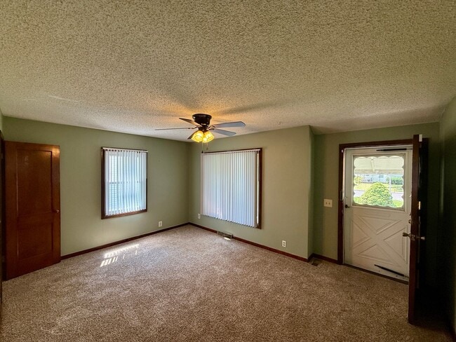 Building Photo - 2 Bed / 1 Bath House with lots of Features...