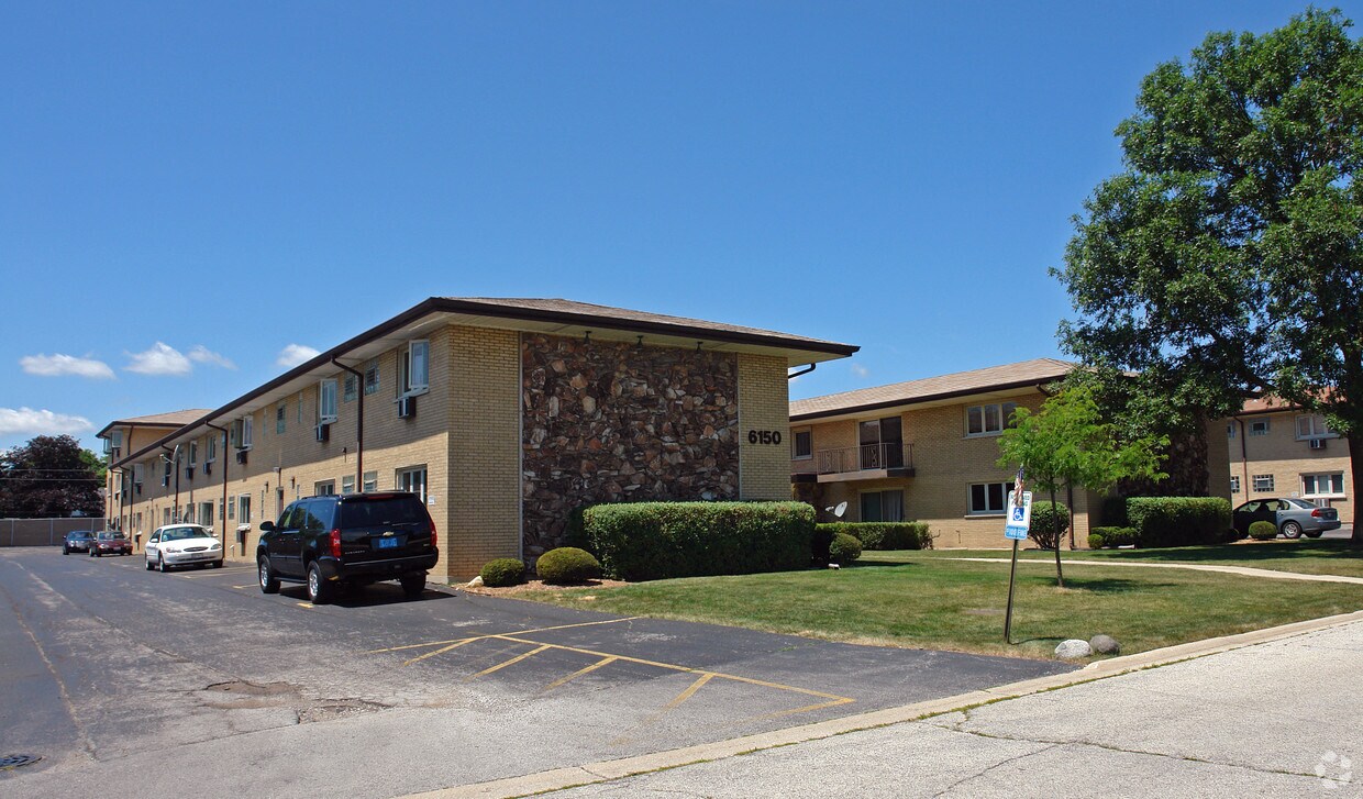 61226150 S Kensington Ave, La Grange, IL 60525 Apartments in La