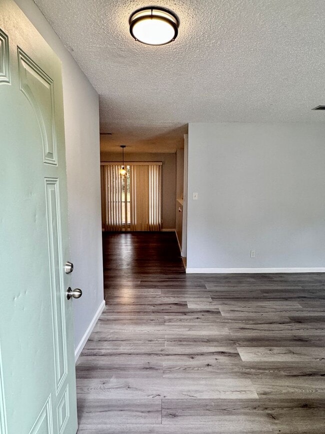 Building Photo - Charming 3-bedroom waiting to be yours !!