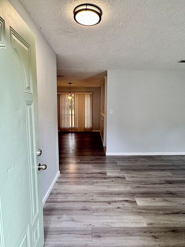Foto del edificio - Charming 3-bedroom waiting to be yours !!
