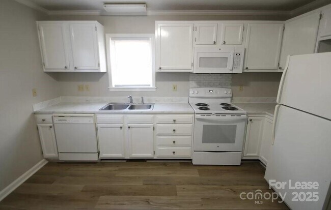 Foto del edificio - 92 Akron Ave