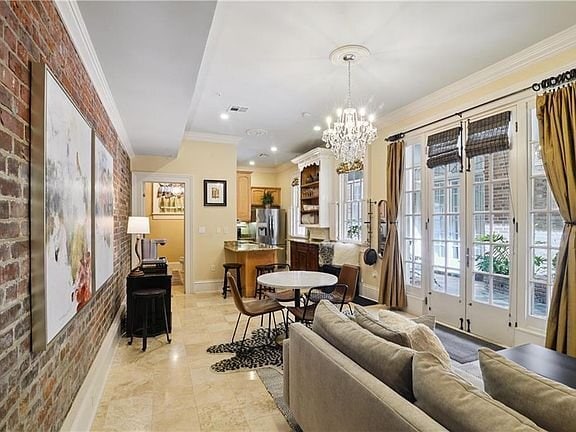 Foto del edificio - 828 St Charles Ave