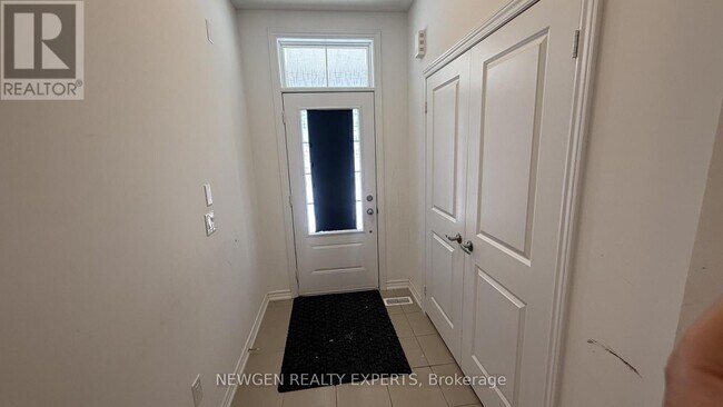 Building Photo - 33 MacKenzie St