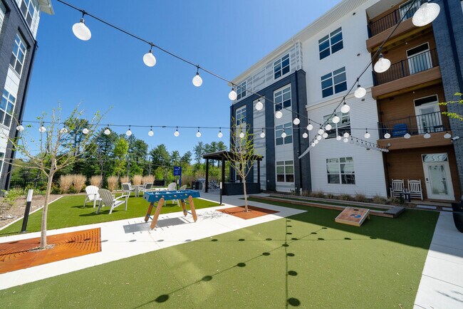 Juegos de césped del patio norte - James Run Apartments