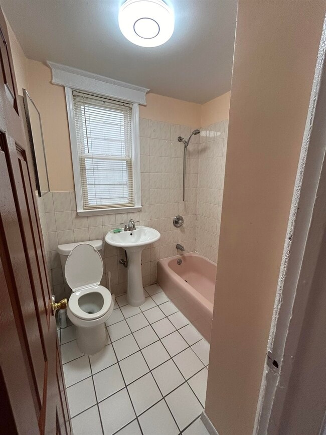 Foto del edificio - 364 WOODLAWN Ave