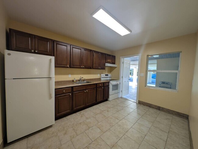 Foto del edificio - 815 NW River Shores Blvd