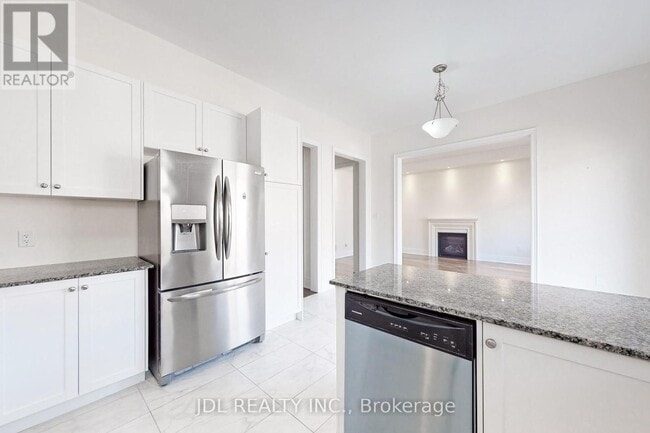 Building Photo - 95 Giardina Cres