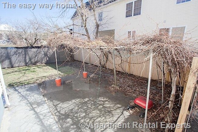 Building Photo - 22 Murdock St