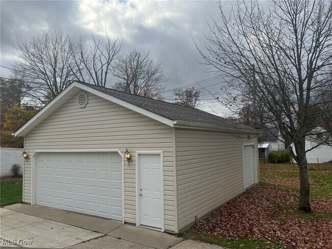 Building Photo - 1718 Hawthorne Dr
