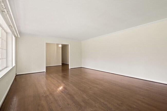 Building Photo - 3 Bed 3 Bath - Potomac Falls Rambler - 2 Car Garage