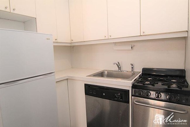 Building Photo - 456 W 23rd St