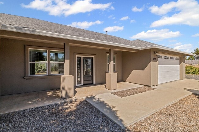 Building Photo - Charming 2-Bedroom Home with Den in Paradi...