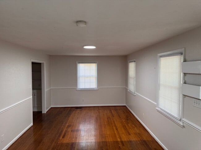 Building Photo - 409 N Glen Dr
