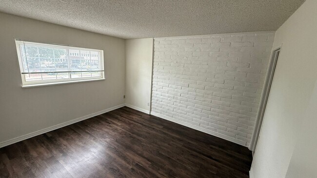 Foto del edificio - 3 Bedroom 2 Bathroom Condo Near Leetsdale and Monaco