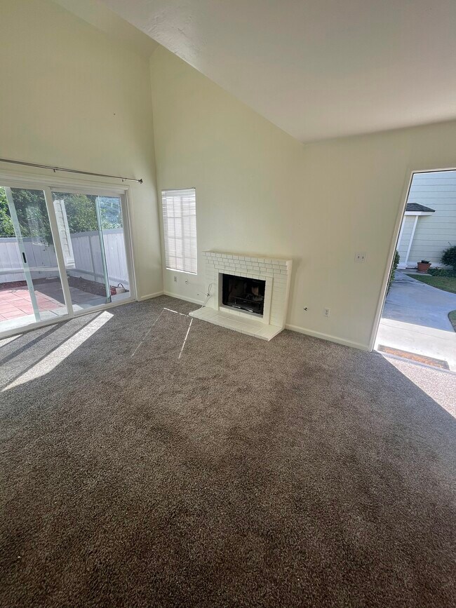 Building Photo - 2842 Hillsboro Ct