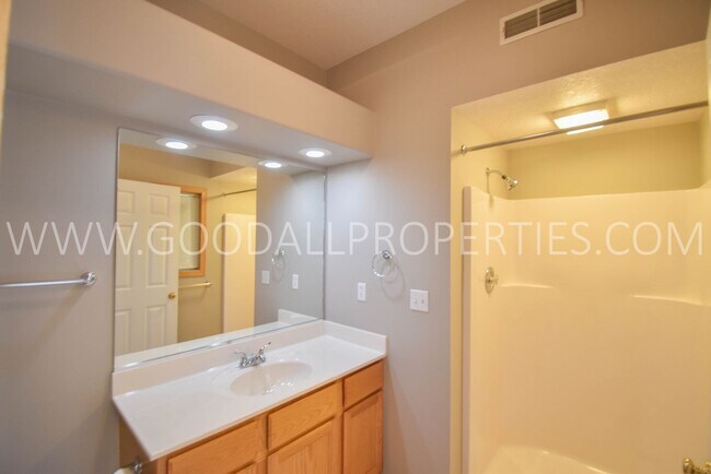 Foto del edificio - 2 Bedroom 2 bath Town Home in West Des Moines
