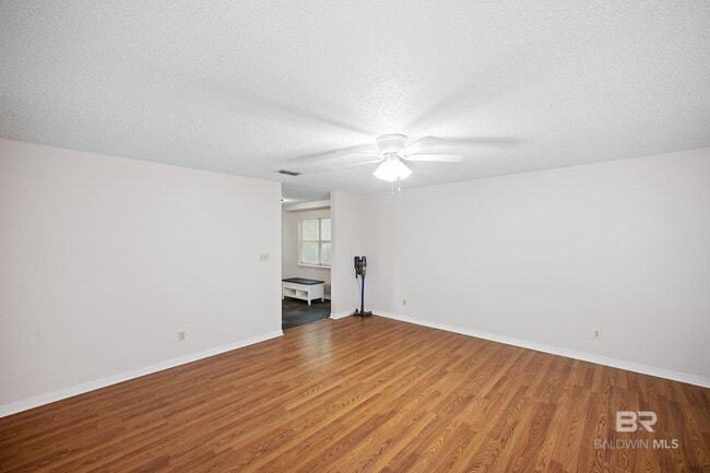 Building Photo - 620 S Oak St