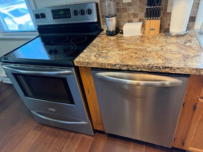 Building Photo - 707 Putnam Pike