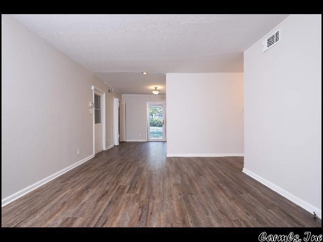 Building Photo - 6915 Blue Bird Dr