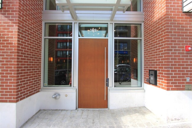 Building Photo - 189 Keefer St
