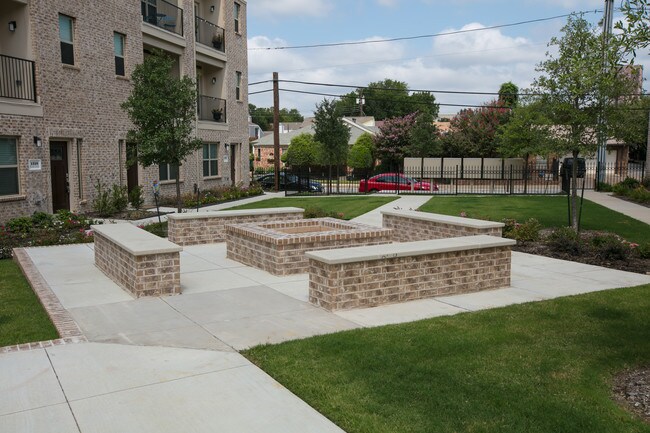 Building Photo - 1302 Rancho Mirage Dr