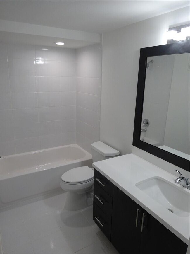 Building Photo - 220 Lakeview Dr