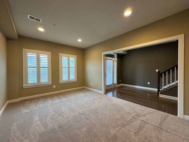 Foto del edificio - Stunning 4 Level 4 Bed 3/2 Bath Home With Balcony And Deck In Westmoore At Moorefield