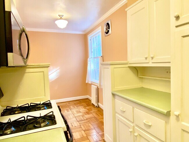 Foto del edificio - 2 Bedroom 1 Bathroom - Pets Welcome!  Wood...