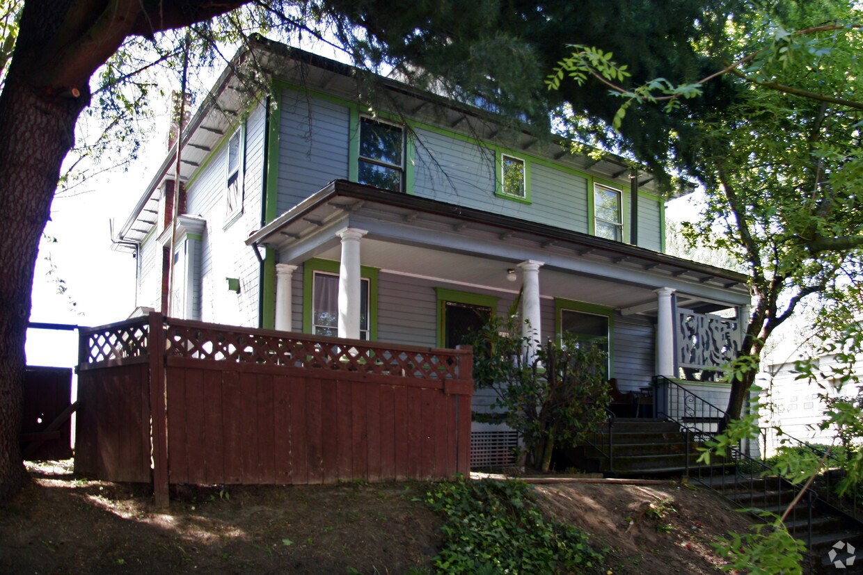 Building Photo - 2006 SE Ankeny St