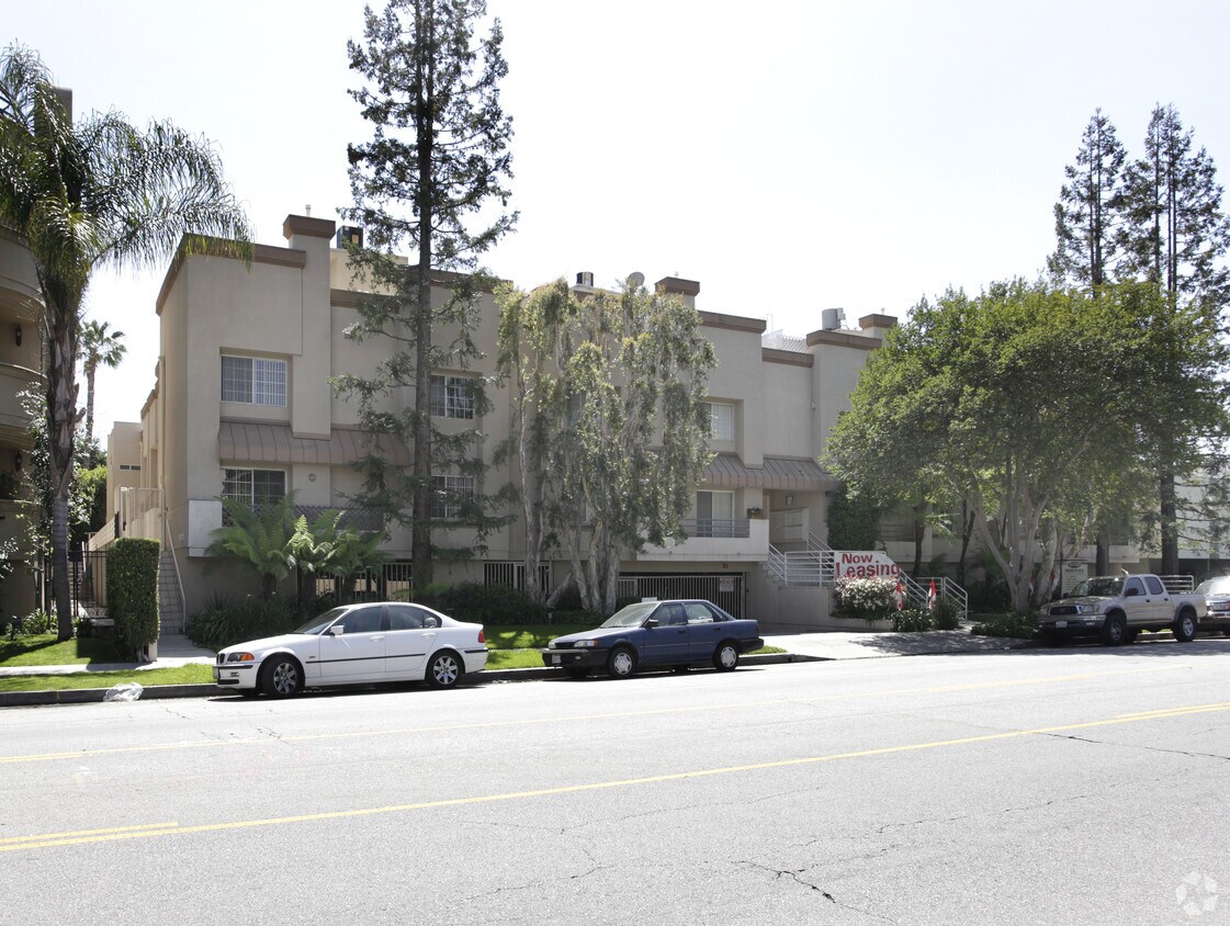 Moorpark Townhomes Apartments in Studio City, CA