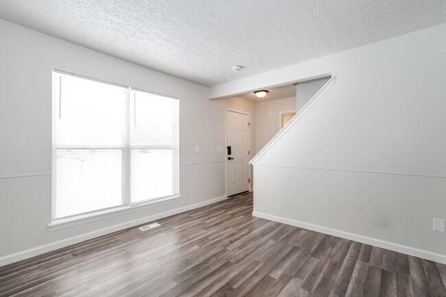 Foto del edificio - 6351 Whims Rd