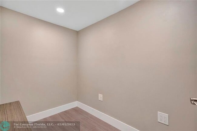 Building Photo - 3051 S Palm Aire Dr