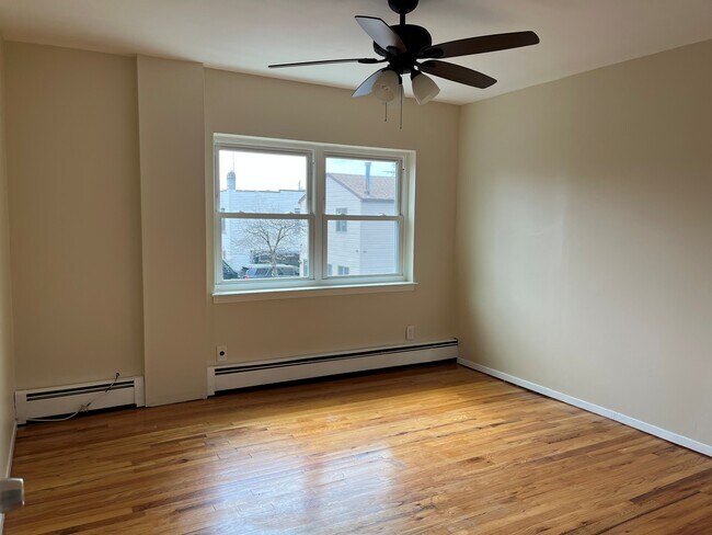 Building Photo - 410 Jericho Tpke