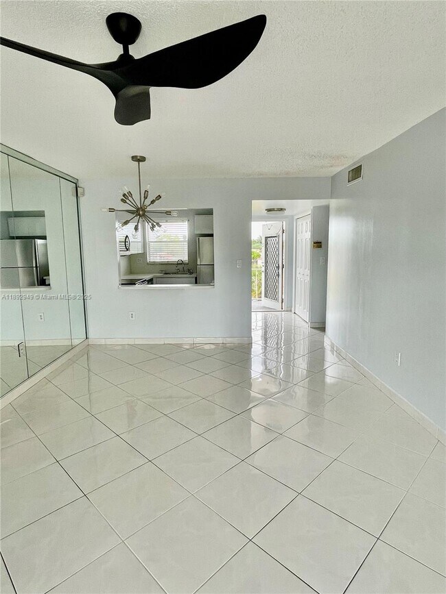Foto del edificio - 8280 Sunrise Lakes Blvd