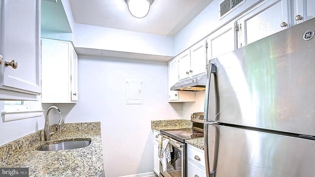 Building Photo - 4647B 28th Rd S