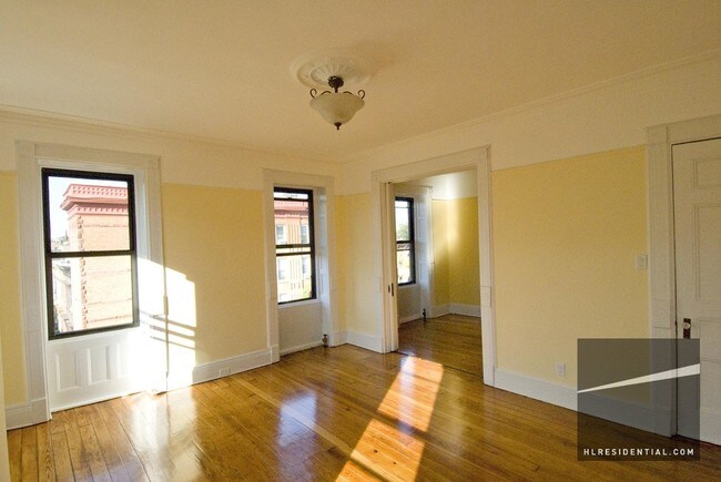 Building Photo - 393 Lewis Ave