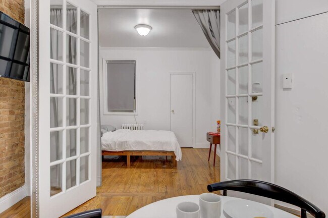 Foto del edificio - 118 E 102nd St