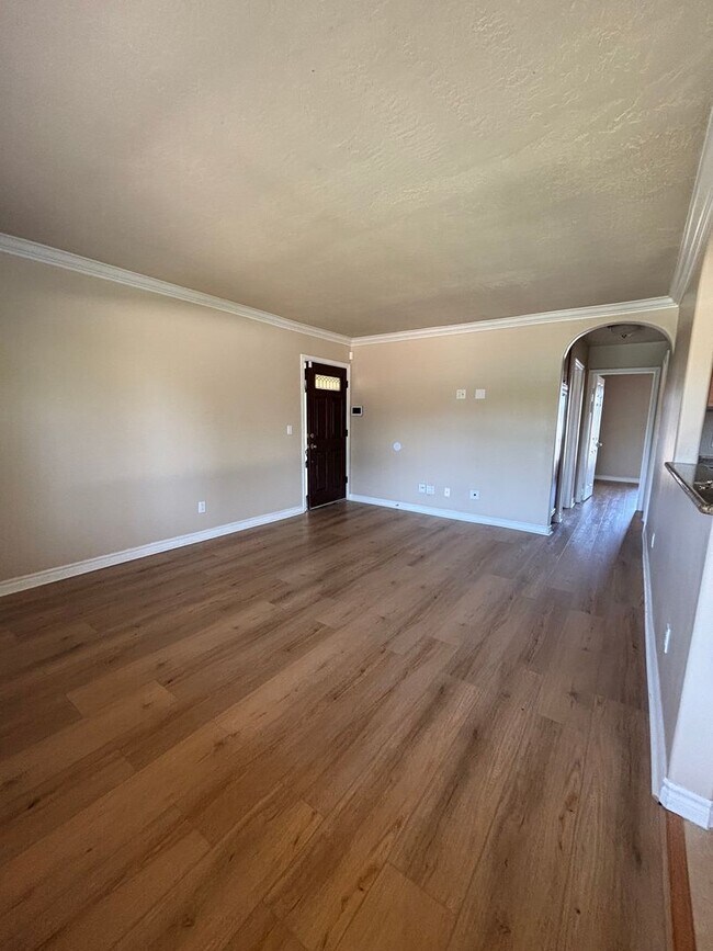 Foto del edificio - Charming 2 Bedroom, 1 Bathroom Apartment in a Convenient Location