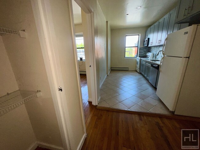 Foto del edificio - 5BR 1BA Historic Commerical Residential Zo...